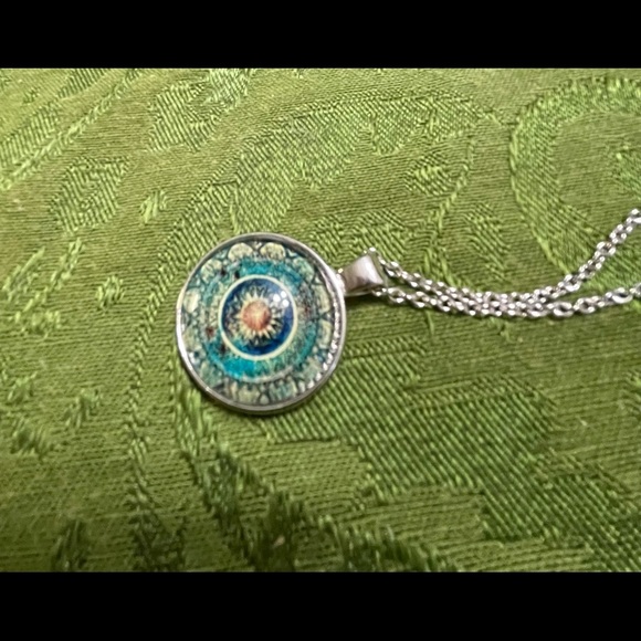 *NEW* Unique sunburst silver tone necklace - Picture 8 of 9